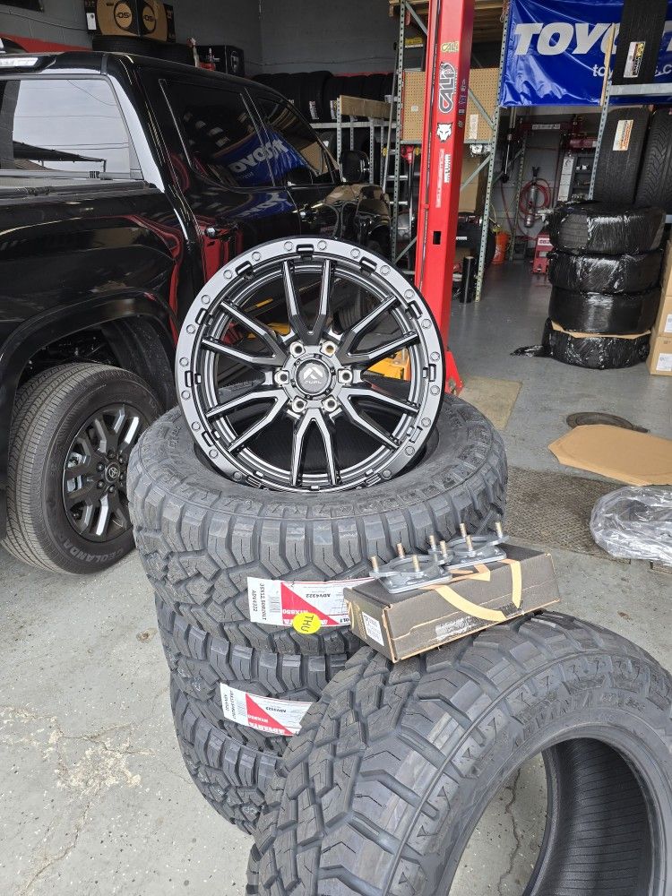 20" Fuel Wheels + Leveling Kit + AT Tires