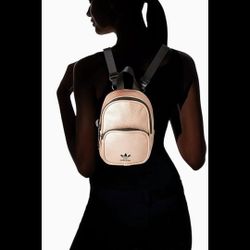 mini bolso tipo mochila de cuero Ros Gold de la marca Adidas Originals. 