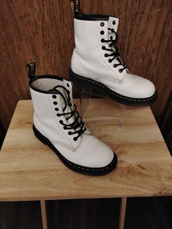 White Leather Women's Dr.Martens size 6