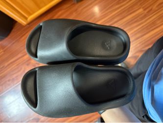 Kids Yeezy slides