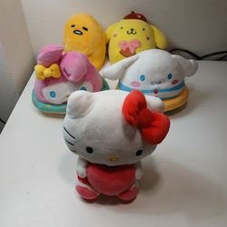 5 New Original Hello Kitty plushes + Hello Kitty Dinosaur tall 12 inches New.
Tall 8 to 10 inches each.
Impossible to find.
Only 30 dollars (all paid