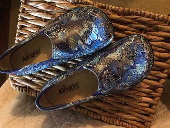 Brand new size 37 Algeria nursing shoes