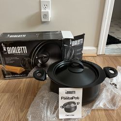 SAVE $100🔥🔥 BRAND NEW BIALETTI ITALIAN MADE PASTA POT. 🍝🍝.  5.5 QT.  NON STICK.  TOP OF THE LINE.  EBAY $137.47 (SEE AD).  ASKING $40🇮🇹🇮🇹🍝🍝