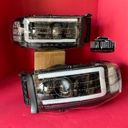 Dodge Ram 2002. 2005 Headlight.