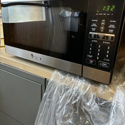 The Magic Chef Microwave Oven 1100w/ 120v