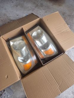 2006 Dodge Ram 1500 Head lights