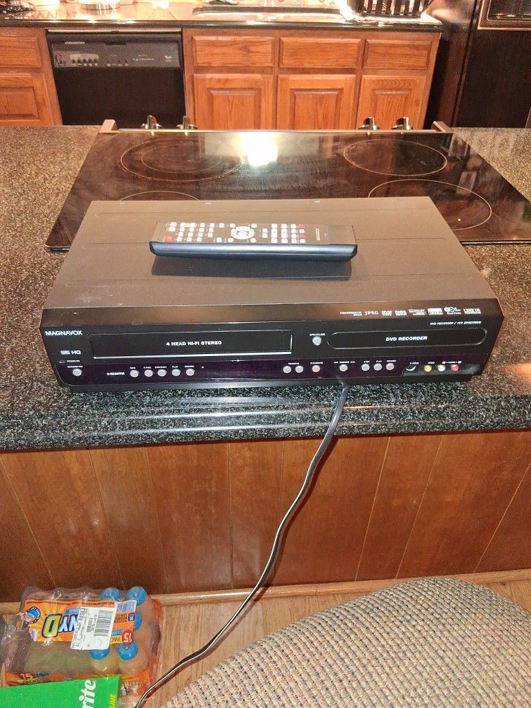 MAGNAVOX   VHS/DVR PLAYER