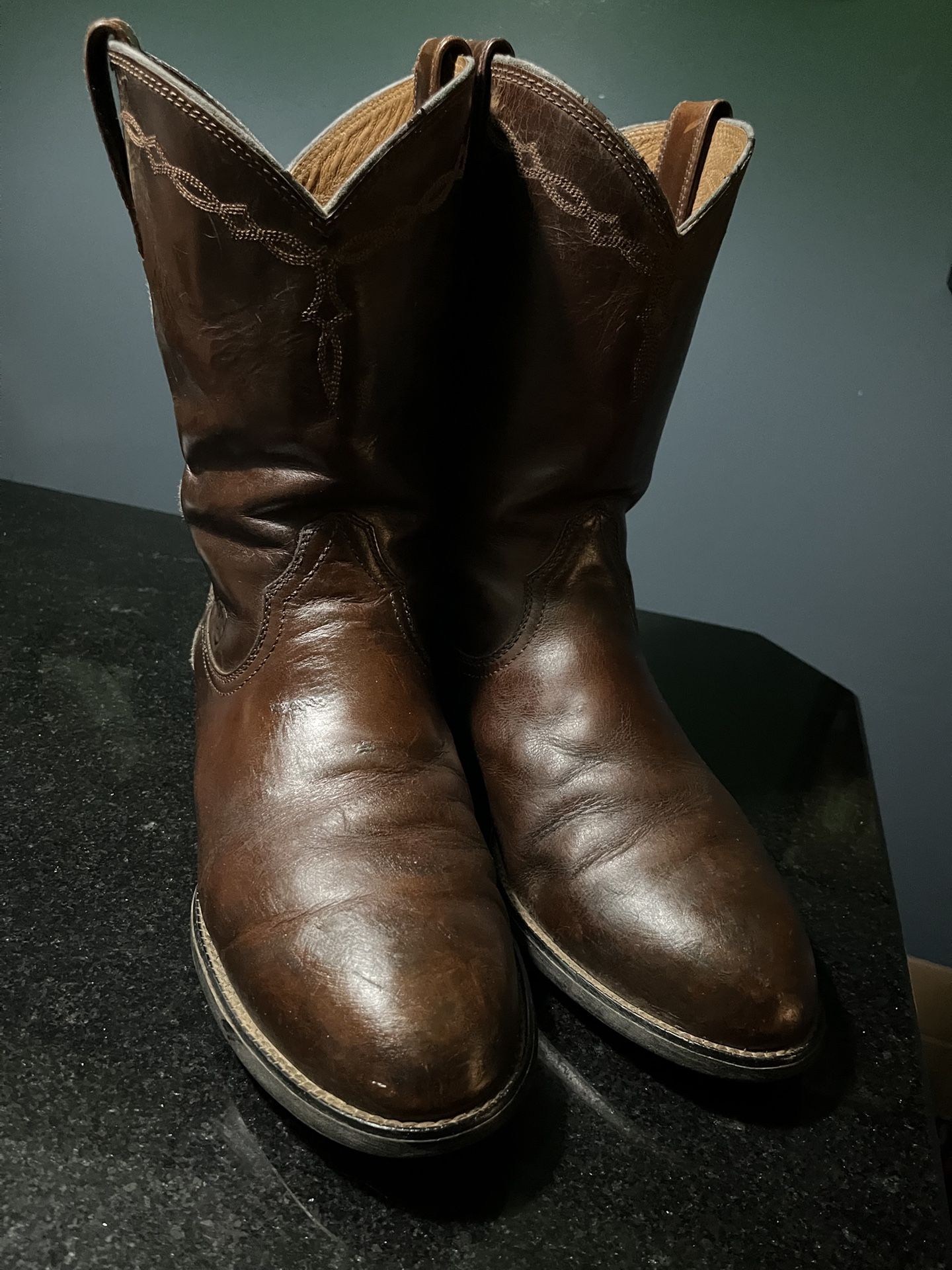 Ariat Heritage Roper 9.5 EE Cowboy Boots