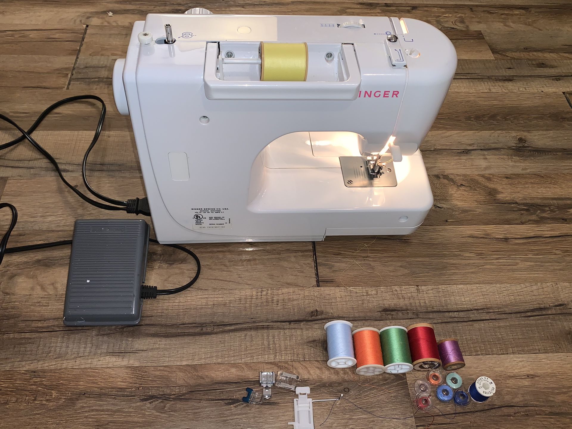 Sewing machine / singer 8280