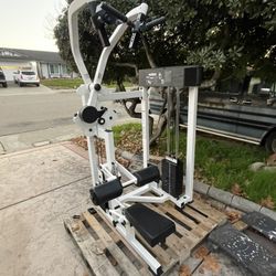 Paramount Rotary Lat Pulldown 