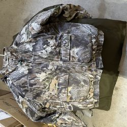 HUNTING/CAMOUFLAGE JACKETS SHIRTS PANTS ETC