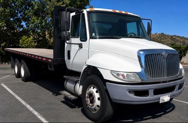 2015 International 26’ flat bed truck