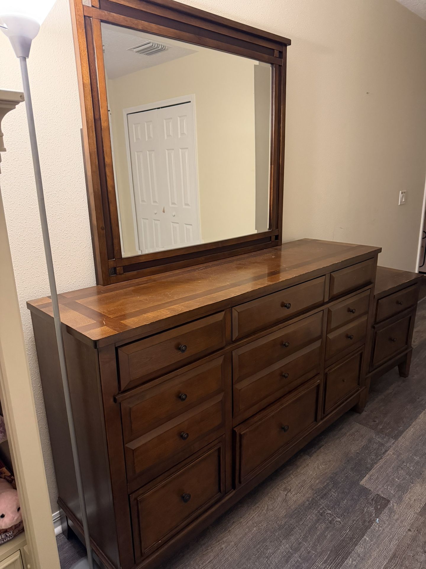 Dresser With Mirror And Drawers