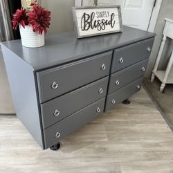 ✨✨BEAUTIFUL GRAY SHORTER LONG 6 DRAWER DRESSER✨✨