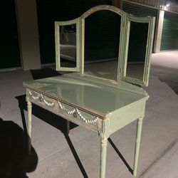 Green Wood Vanity | Tocador De Madera Verde