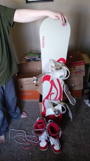 Photo 5 foot long Morrow wildflower 42 snowboard with size 8 DC boots matching pair