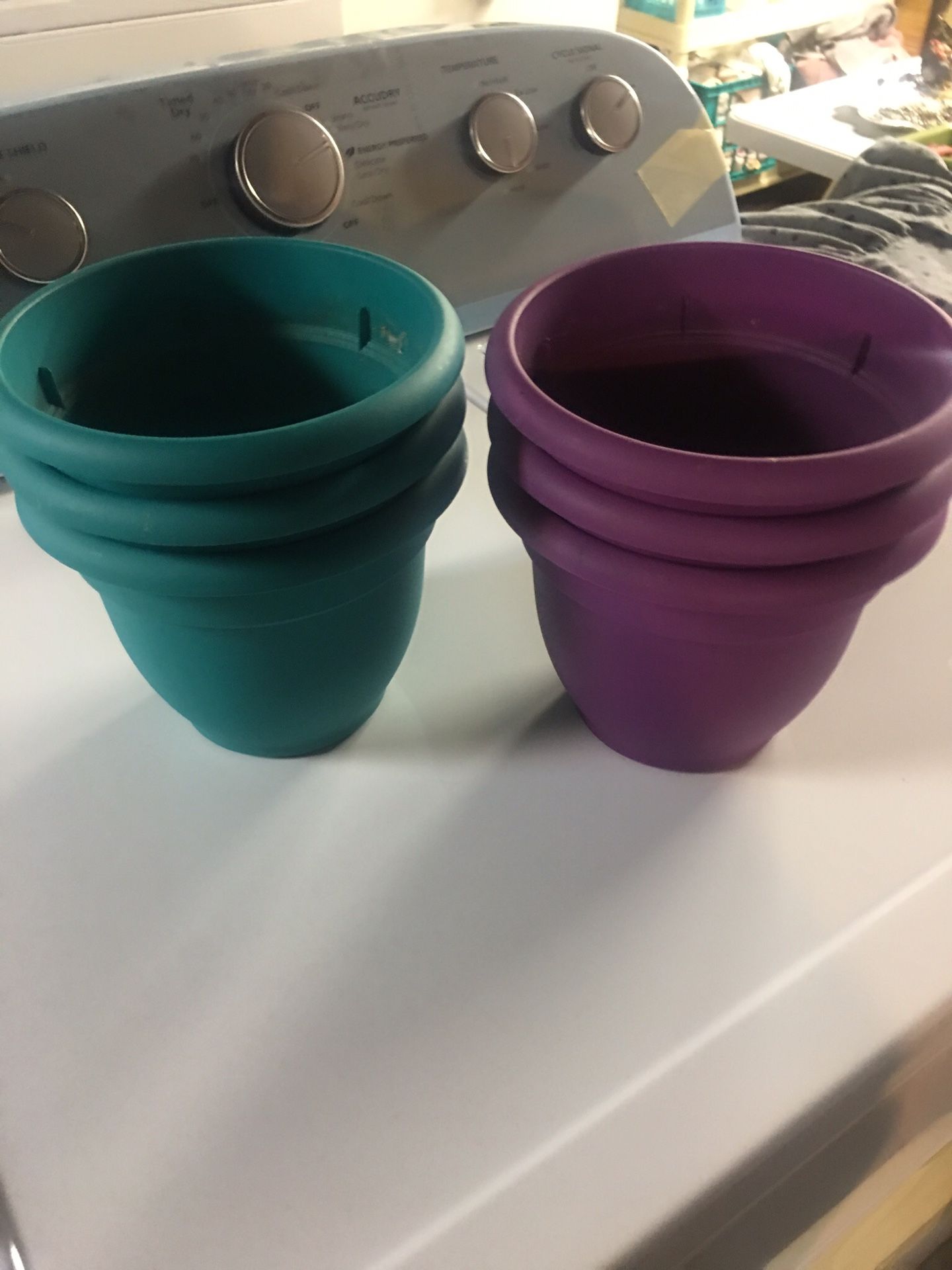 6 Plastic Flower Pots
