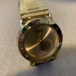 the wristwatch works well in good condition new batteries