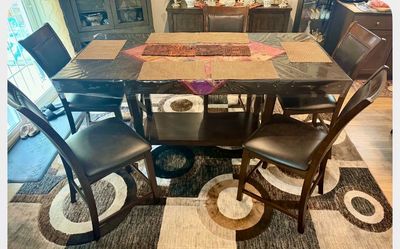Dining Table with 6 Chairs / Like New