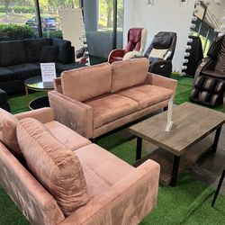 Pink Couch and Loveseat with Coffee Table / Sofá rosa y sofá de dos plazas con mesa de centro
