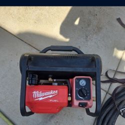 Milwaukee air compressor 18 volt with battery and charger 325