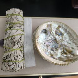 Sage bundle, selenite stick, and amethyst stone.
Serious Buyers 🚨 ✅️ ✔️