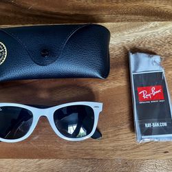 Ray-Ban Wayfarer Sunglasses (White)