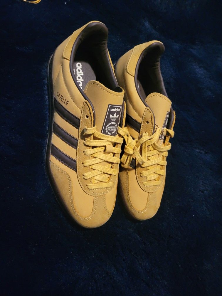 NEW ADIDAS GAZELLE  8.5.  GUM BOTTOM  
11525 S HALSTED DUNKIN DONUTS 
50$  CASH ONLY 