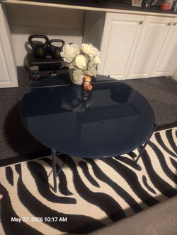 Beautiful, unique color, round coffee table.