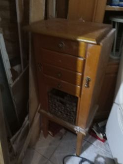 Wood jewelry box