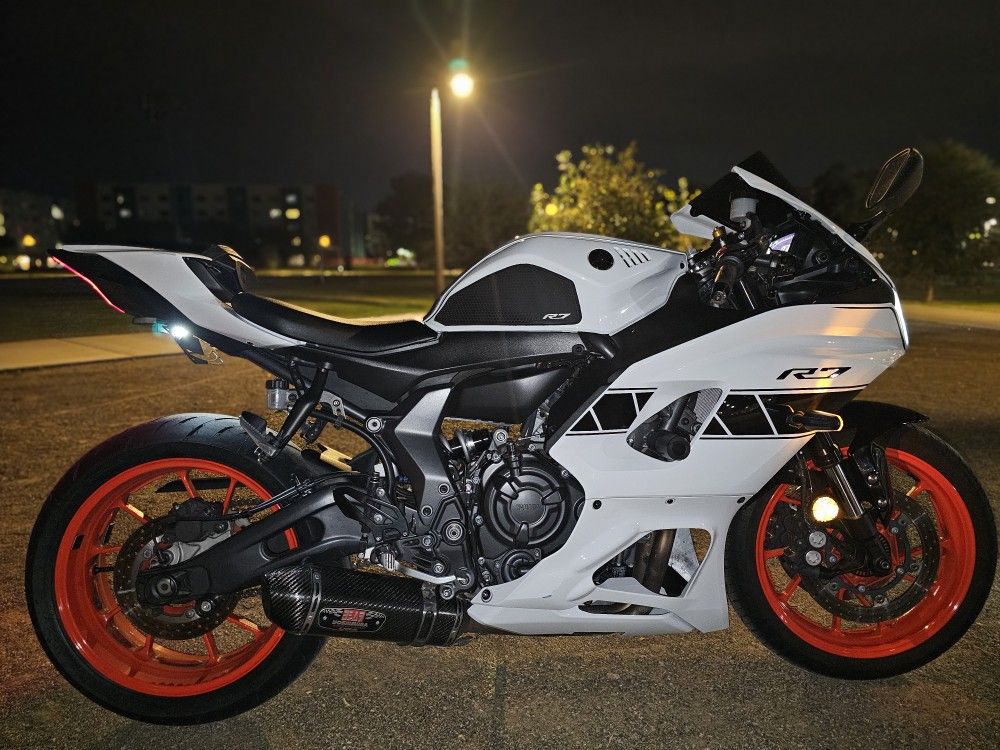 MINT CONDITION 2023 Yamaha R7