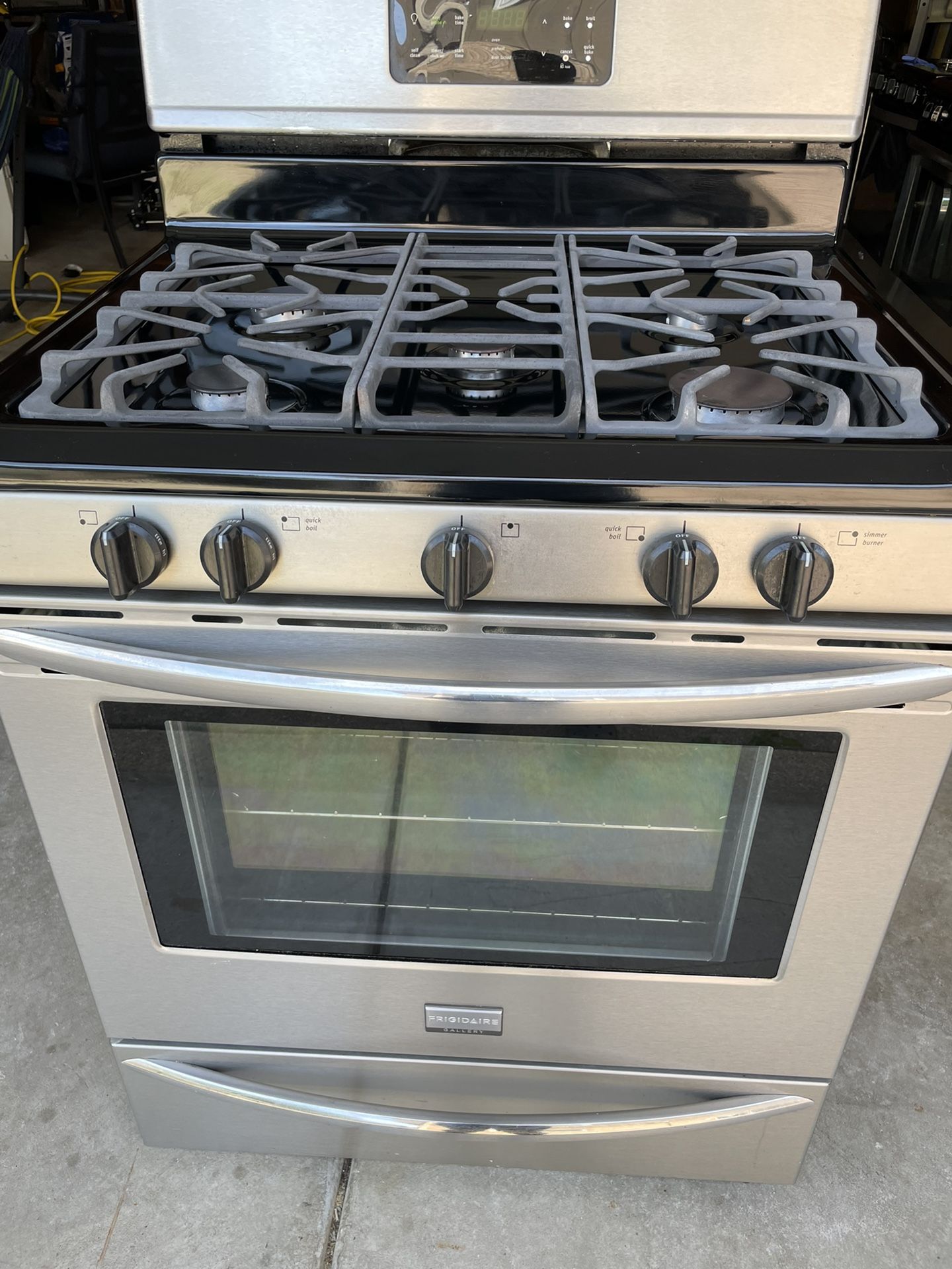Frigidaire Stainless Steel Gas Stove .