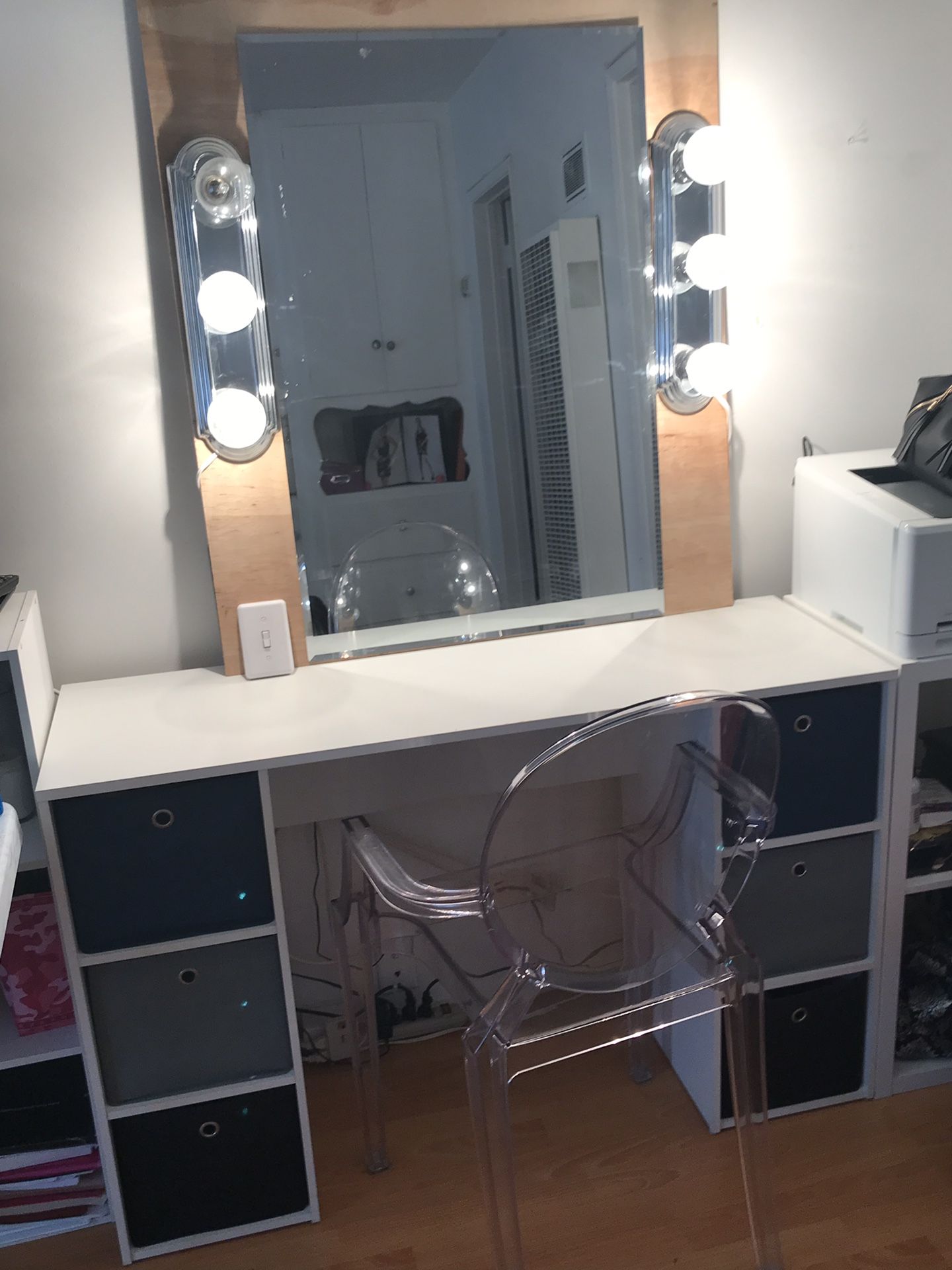 Light Up Vanity Mirror Desk And Chair Set For Sale In Los Angeles