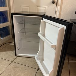 Hisense 2.5 cu feet mini fridge