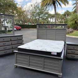 Beautiful Bedroom Set Queen Size Solid Wood Gray Color In Excellent Condition by Lane Home Furnishin