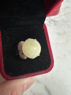 925 Sterling silver , designer Desert Rose Trading Quartz Ring , ring sizer says 7 but the width of the band I’ll say 6.5. Marked 925 DTR