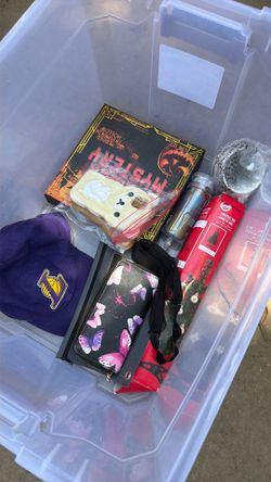 Caja con mercancía nuevas hay de todo $20 toda solo si te interesa marca solo hoy