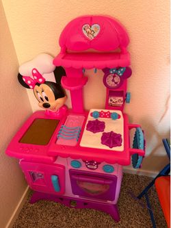 Minnie Mouse kitchen with accessories and food