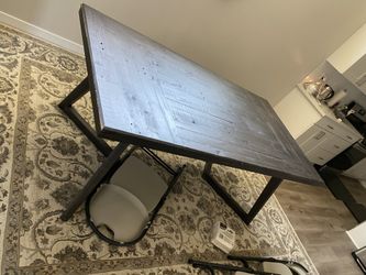 Dining table brand new jus little scratch on the end 40 by 76