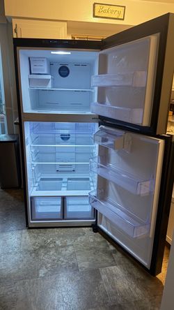 Samsung Top-Freezer Refrigerator with Auto Ice Maker