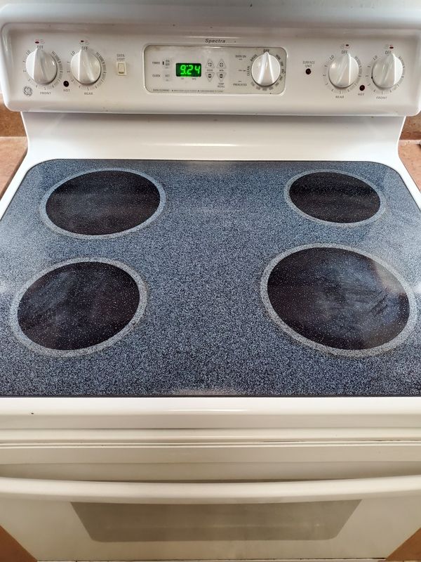 White GE Spectra 4 burner electric stove/oven for Sale in Lynnwood, WA