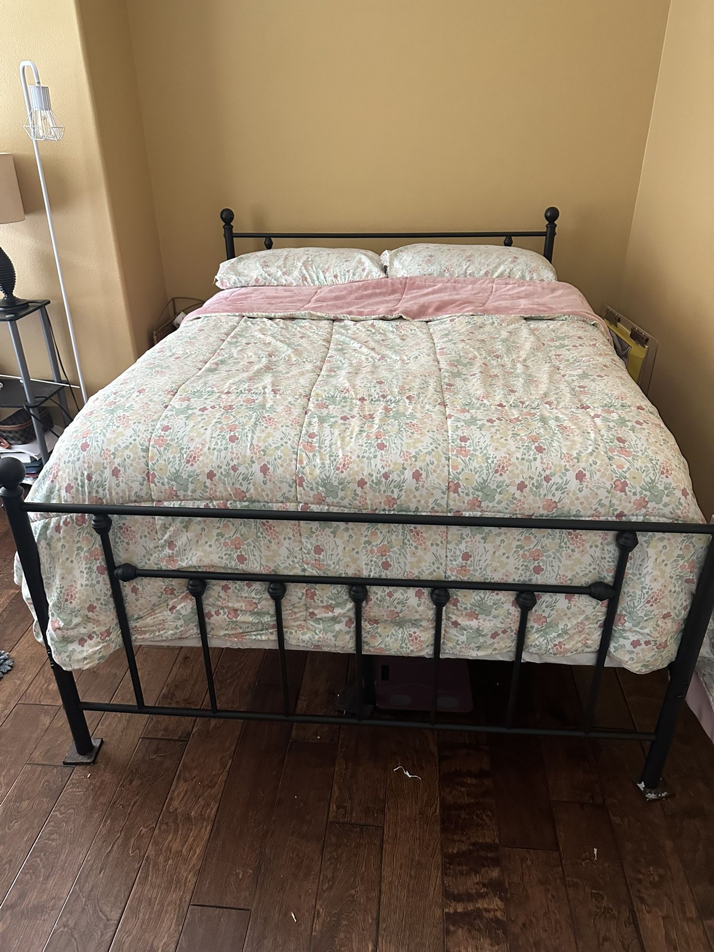 Full Size Black Metal Frame bed with box spring and mattress
