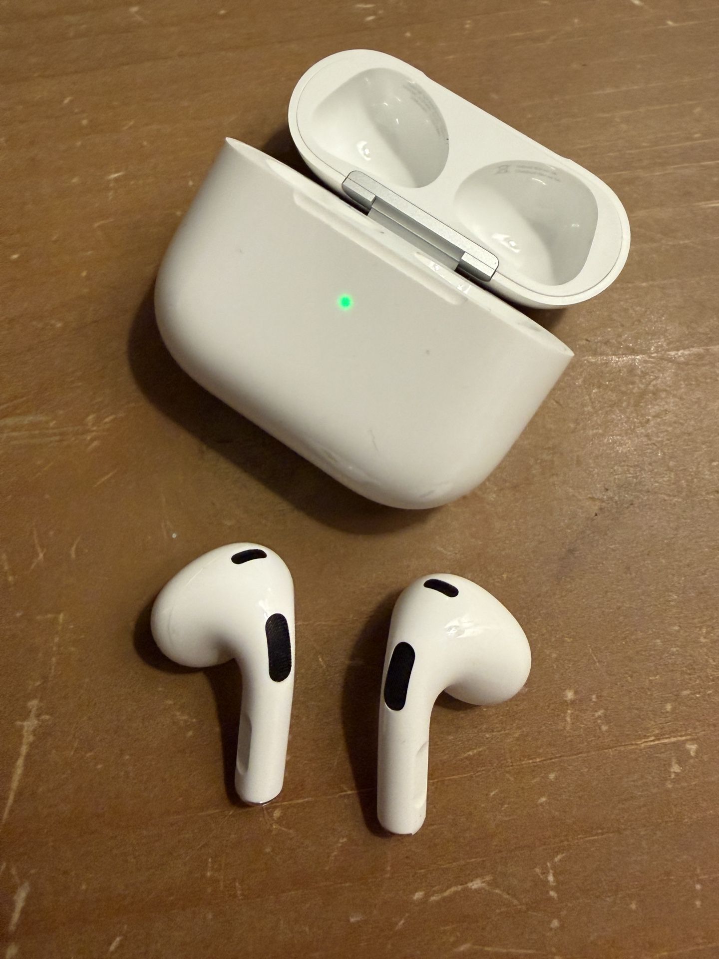 Apple AirPods 3rd Gen Lightning Charging Case White A2565 HR2K1CYA0360