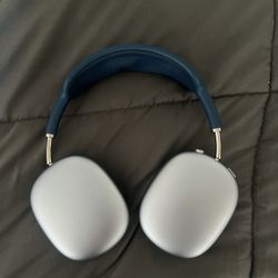 AirPods Max Apple Headphones – Fully Working – Clean Sound