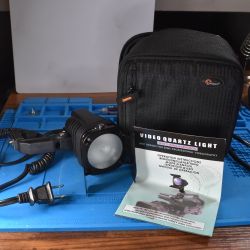 VS-100 Video Quartz Light w/ 2-Wing Barndoors + Lowepro Bag & Manual