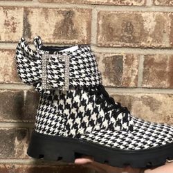 Never Worn BETSEY JOHNSON Dozer Houndstooth. 6.5size 