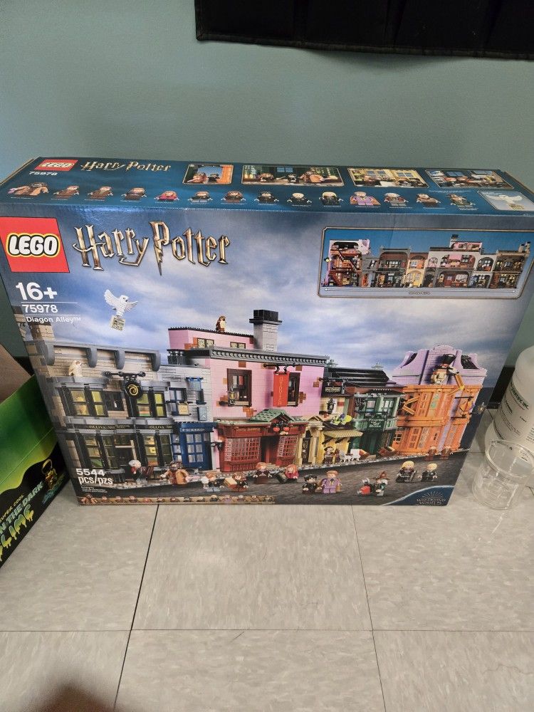 Lego 75978 - Harry Potter Lego Set (5,544 Pieces)