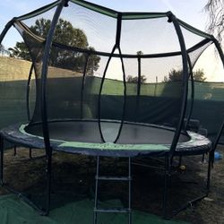  Trampoline 