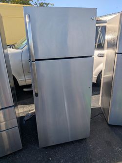 30" GE top freezer refrigerator/3 months of warranty and free local delivery