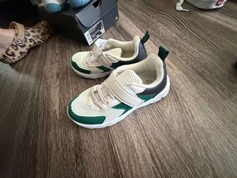 Kids tennis shoes 12c